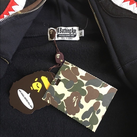 Bape Sneakers And Apparel - Picture 8 of 9